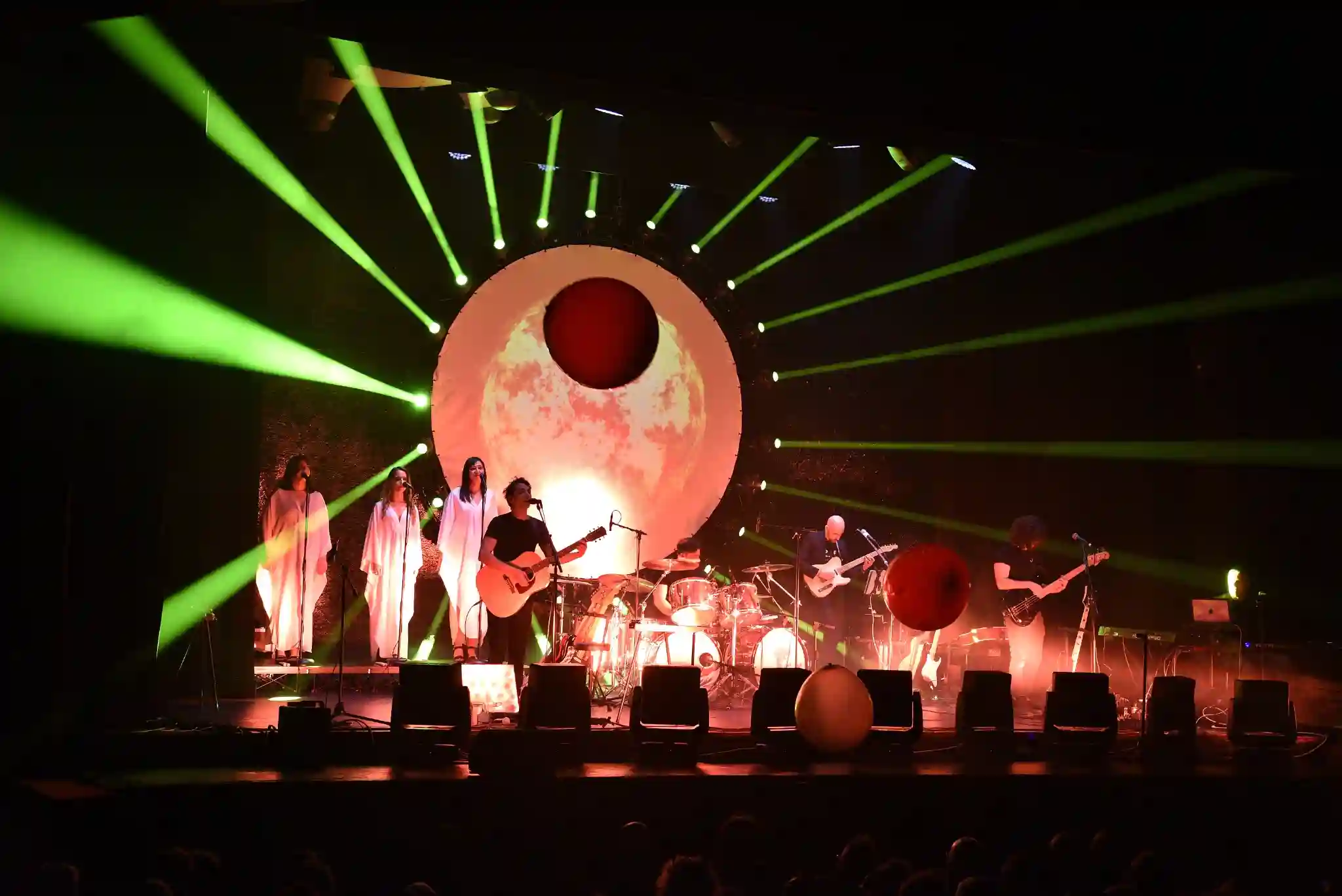 Audience standing during Pink Floyd Immersion