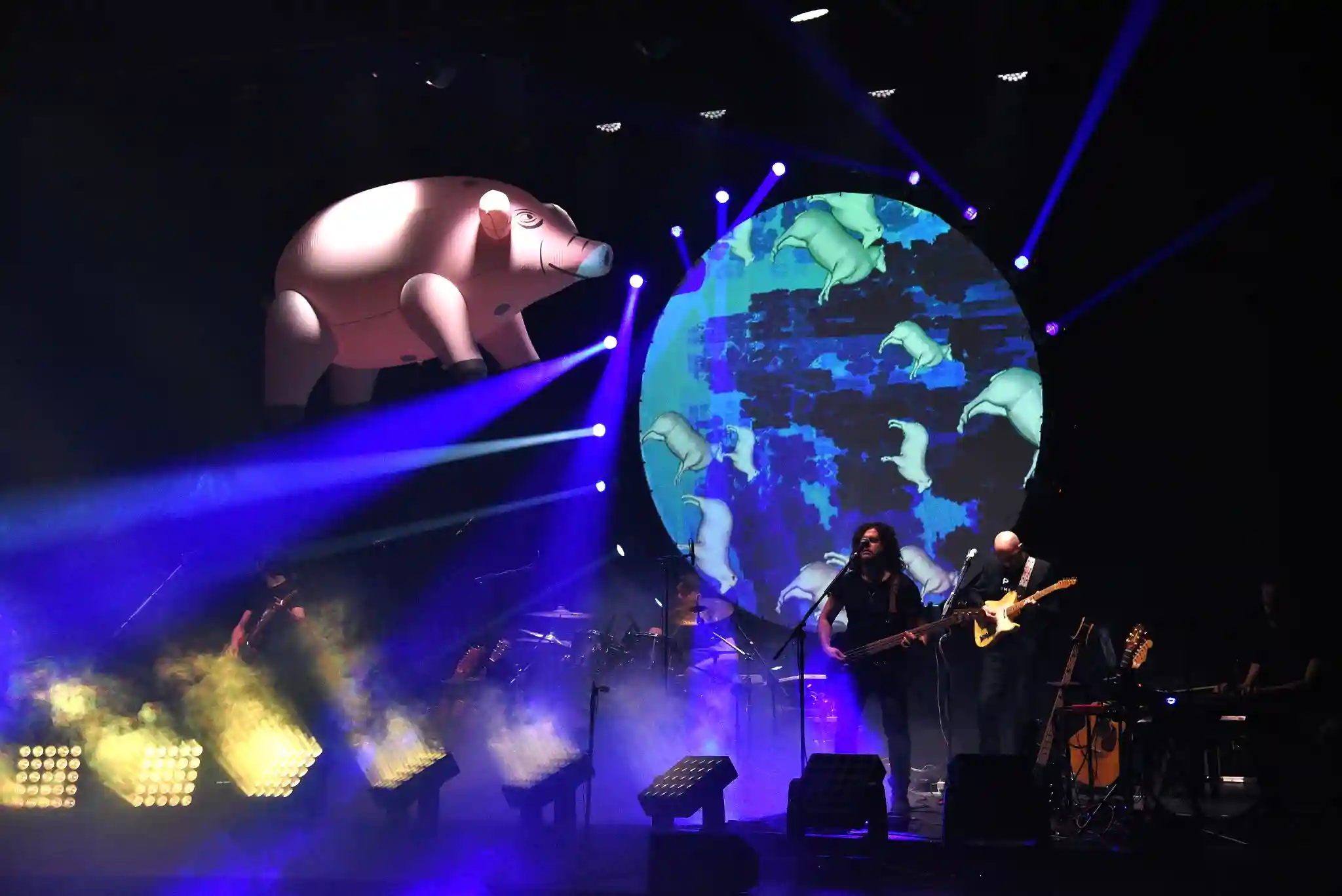 Inflatable pig and lights in the Pink Floyd Immersion show